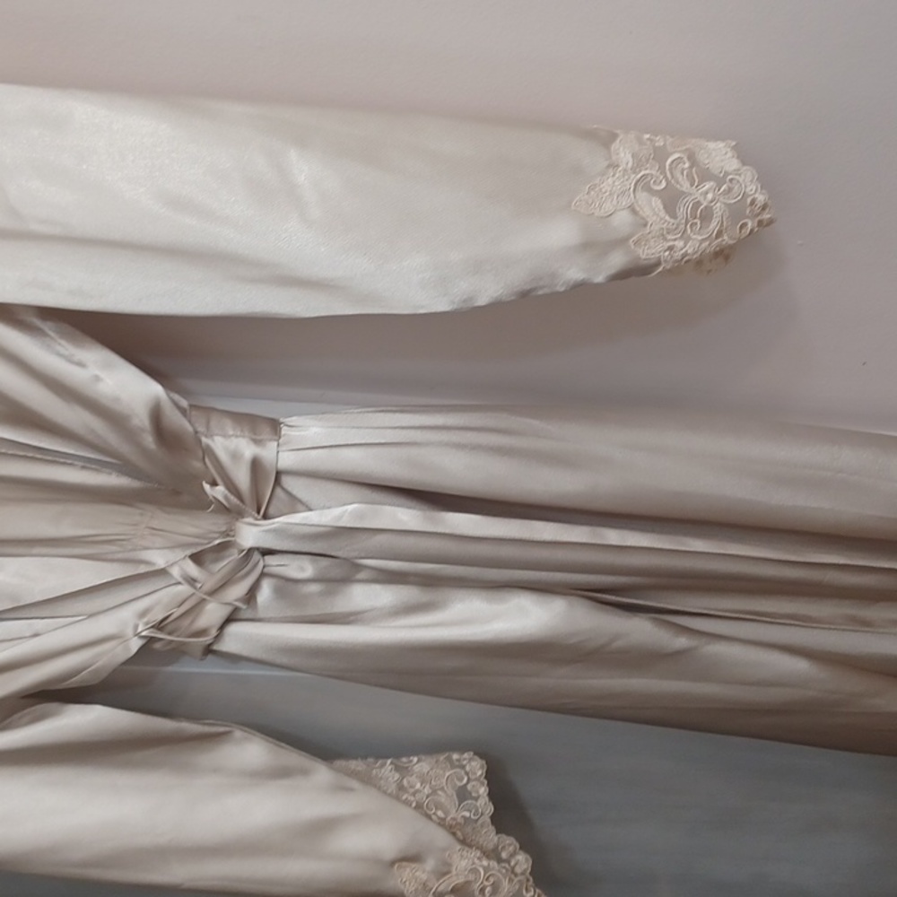 Jaclyn Smith Robe - Picture 4 of 8